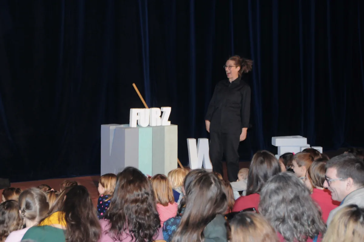 Man sieht eine Schauspielerin des Figurentheaters Winterthur.